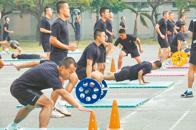 今年募兵成果目前仅达目标的一半，施行徵兵制、延长役期，强迫满18岁的男子都要当兵，势在必行。图为陆军步训部体干班学员在教练场进行体能训练。（黄子明摄）