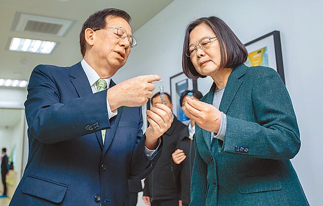 蔡英文總統（右）於2020年2月20日視導「高端疫苗公司」，圖左為總經理陳燦堅。（總統府提供）