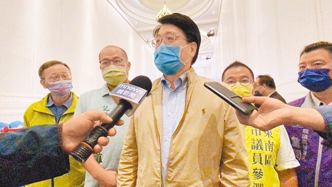 台湾民意基金会董事长游盈隆19日出席「台湾二次民主运动连线」中部县市宣示记者会，对九合一选举情提出看法。（冯惠宜摄）