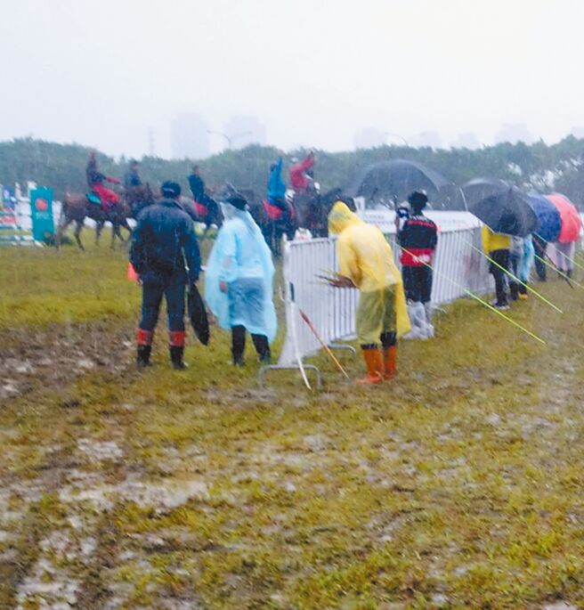 尼莎颱风16日带来豪雨，台北市议员应晓薇爆料，位于新店溪畔的万华马场町照常举行「2022台北市马场町马术锦标赛及嘉年华」，体育局当天不听水利处广播劝导撤离，任由选手及马匹搏命演出。（应晓薇提供／游念育台北传真）