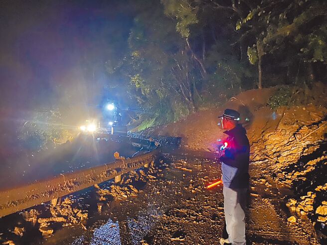 宜蘭縣警察局三星分局明池派出所所長蘇明勝自15日風雨交加夜晚坐鎮派出所，多次參與救援及探勘行動。（宜蘭縣警察局三星分局提供／吳佩蓉宜蘭傳真）