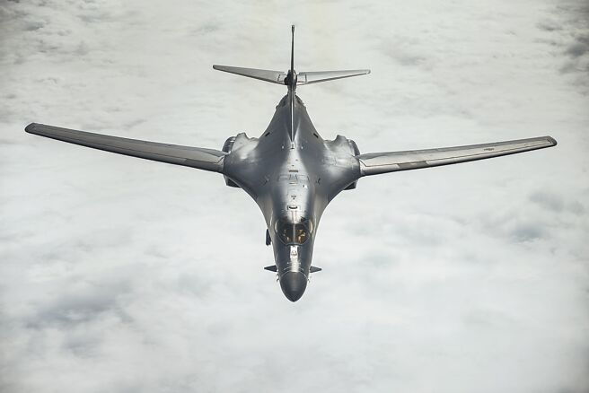 关岛距离朝鲜半岛仅2个小时航程，一旦北韩执意进行第七次核试，B-1B将是美军最优先出动的战略武器。（摘自美国空军官网）