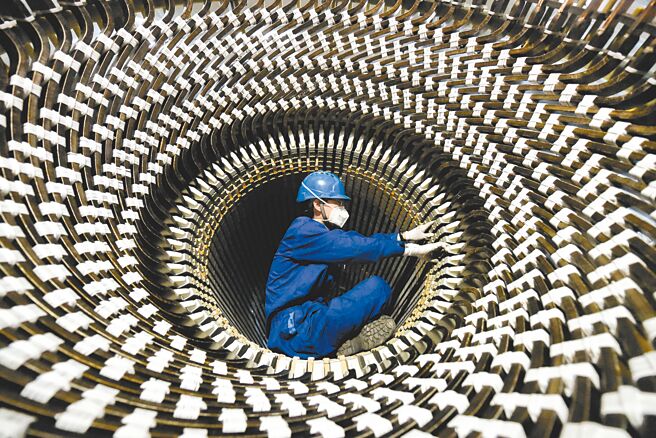 浙江被定位为大陆共同富裕示范区，19日浙江省宣传部长王纲表示，共同富裕慢不得又急不得。图为哈电集团工人正在作业。（新华社）