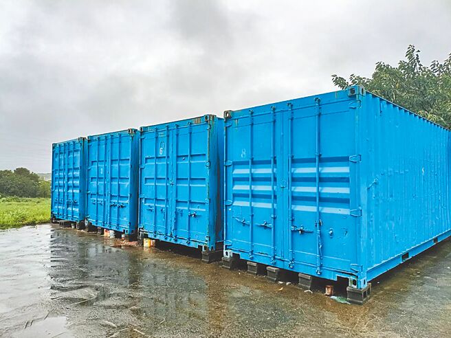 桃园市观音第六公墓1997年起禁葬，市府规画新建纳骨塔，迁葬时民眾可选择将祖先骨灰罈迁至他处，或暂时安置货柜中，目前公所设有8个货柜安置约700个骨灰罈。（吴进昌提供／蔡明亘桃园传真）