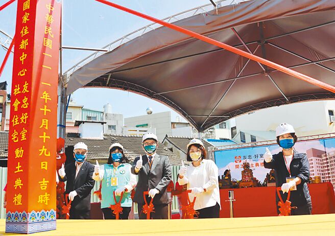 国家住宅及都市更新中心在嘉义市兴建的第2座社会住宅「友忠好室」19日正式动土，规画地上10层、地下2层共144户，预计2025年12月完工。（吕妍庭摄）