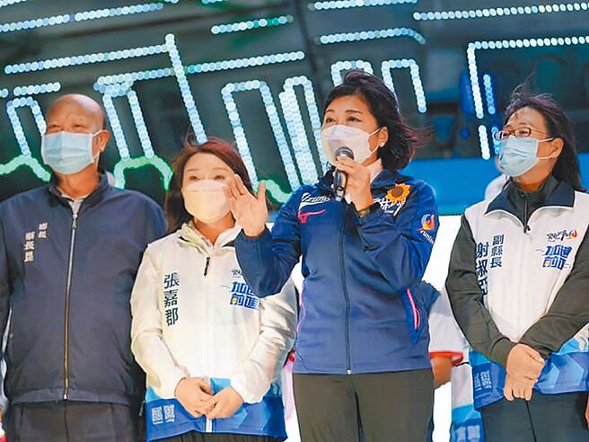 张丽善（右二）提未来愿景「2030前进云林」，希望云林能够加速前进。（摘自张丽善脸书／张朝欣云林传真）