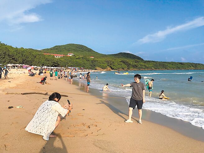 屏县府正研拟住宿优惠补助，盼藉由让游客享有现抵房价最高1000元优惠，协助业者抢攻后疫情时代国旅市场。图为垦丁小湾。（谢佳潾摄）