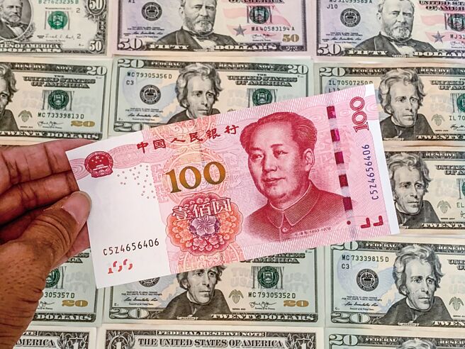 俄乌危机爆发，美欧将俄数家银行踢出SWIFT国际结算系统，导致俄只能使用本币或非美元以外的其他外币，其他国家也开始增加人民币的使用量。（中新社）