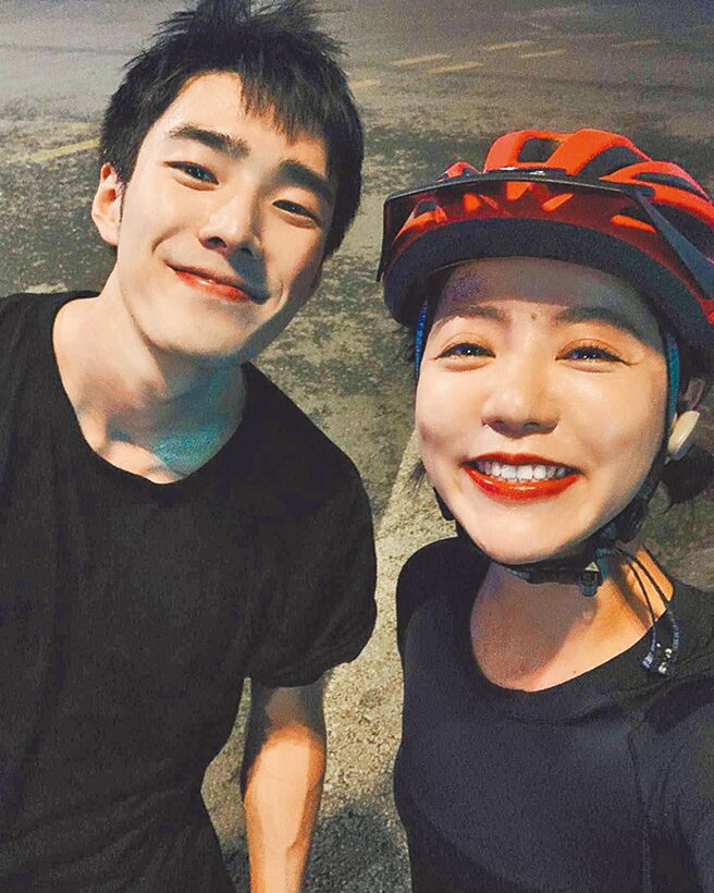 丁噹（右）昨大方透露與「小金城武」曖昧中。（摘自丁噹IG）