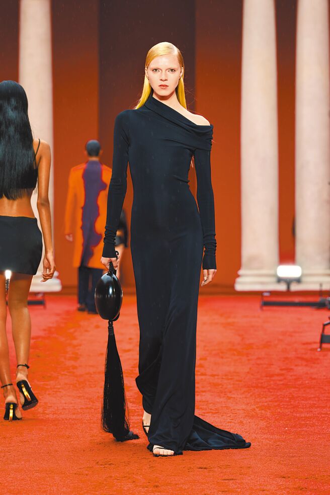 FERRAGAMO每年三金典礼是艺人疯抢精品礼服的重要时刻，近年女星不再迷信蓬裙跟梦幻风，能展现个性风格的露纤腰或透视礼服当红，图为女星红毯的梦幻礼服。（FERRAGAMO提供）
