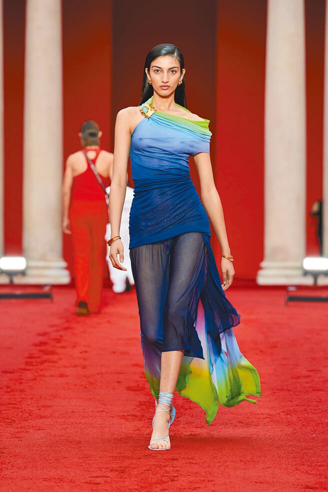 FERRAGAMO每年三金典礼是艺人疯抢精品礼服的重要时刻，近年女星不再迷信蓬裙跟梦幻风，能展现个性风格的露纤腰或透视礼服当红，图为女星红毯的梦幻礼服。（FERRAGAMO提供）