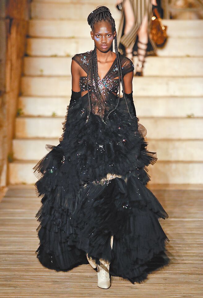 Gucci每年三金典礼是艺人疯抢精品礼服的重要时刻，近年女星不再迷信蓬裙跟梦幻风，能展现个性风格的露纤腰或透视礼服当红，图为女星红毯的梦幻礼服。（Gucci提供）