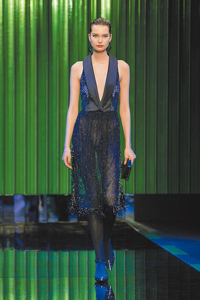 Giorgio Armani每年三金典礼是艺人疯抢精品礼服的重要时刻，近年女星不再迷信蓬裙跟梦幻风，能展现个性风格的露纤腰或透视礼服当红，图为女星红毯的梦幻礼服。（Giorgio Armani提供）