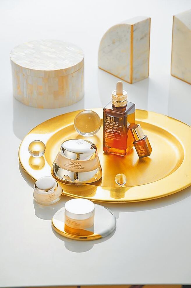 家乐福限量雅诗兰黛特润超导全方位修护露加大周年庆组，100mlX1瓶＋7mlＸ8瓶原价1万1100元、优惠价3999元，下杀36折。（家乐福提供）