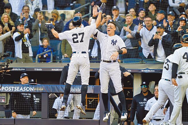 洋基史坦顿（左）1局下轰出3分全垒打后，回到休息区与贾吉跃起击掌庆祝。（美联社）