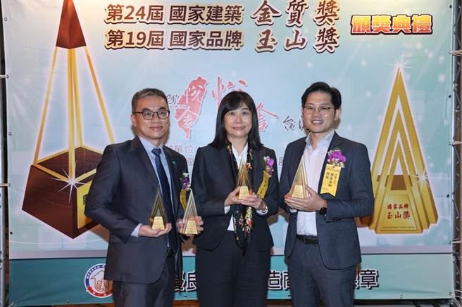 國家品牌玉山獎頒獎典禮，國泰金控、國泰人壽、國泰證券共奪下三項全國首獎與六項大獎，橫掃九座獎項；左起國泰證券資深副總羅壯豪、國泰人壽資深副總王麗秋、國泰金控協理劉浩翔。(國泰金控提供)