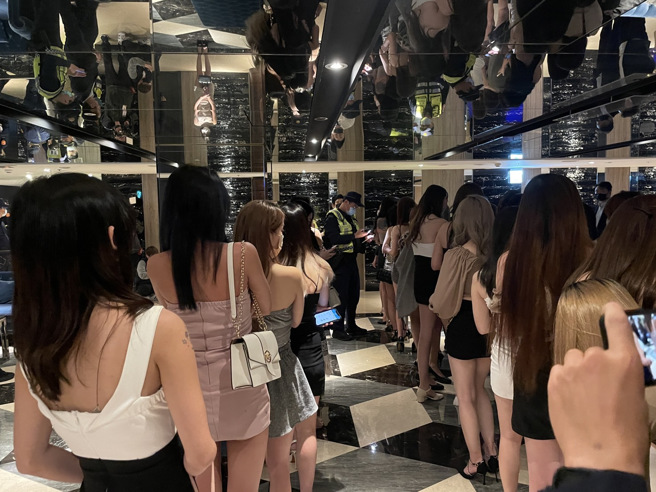 小姐排排站等臨檢。（翻攝照片／林郁平）