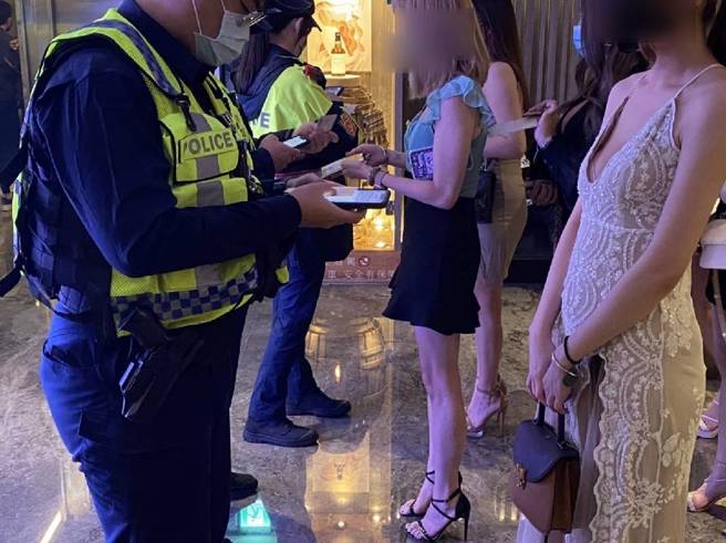 小姐排排站等臨檢。（翻攝照片／林郁平）