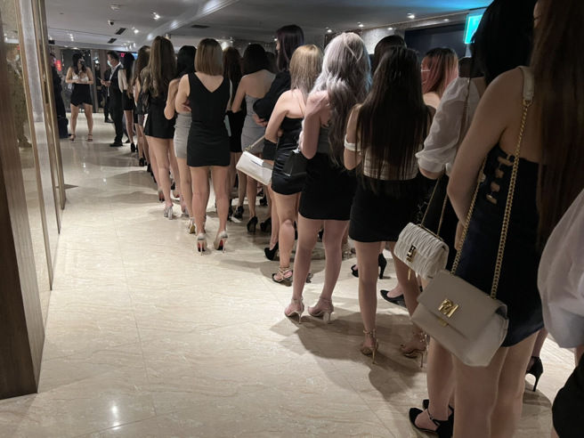 小姐排排站等臨檢。（翻攝照片／林郁平）