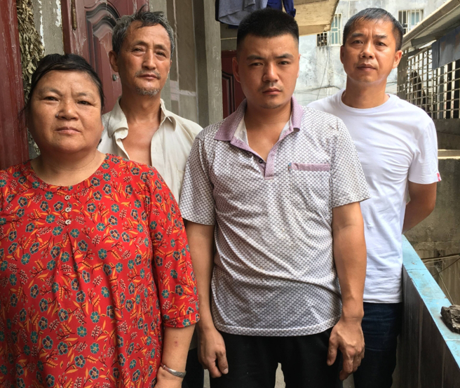 欧阳兆全(右一)认为父子俩(左2、3)平日工作认真，不会无故旷职，亲自上门找人才发现一家三口都已瓦斯中毒陷入昏迷。(图／取自搜狐新闻)