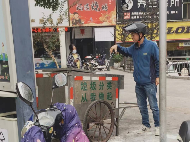 欧阳兆全平日管理一百多名清洁员，自己也会定时巡逻街道清洁垃圾。(图／取自搜狐新闻)