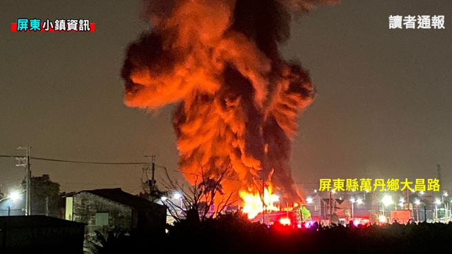 屏東萬丹某製造工廠20日晚間11點多發生火警，火勢之大連數十公里外都能看見。(圖／取自屏東小鎮資訊臉書)