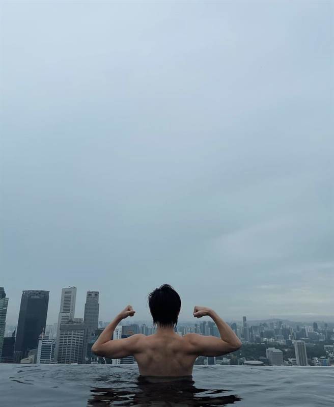 邱鋒澤大秀結實好身材，掀起粉絲熱烈討論。（摘自邱鋒澤IG）