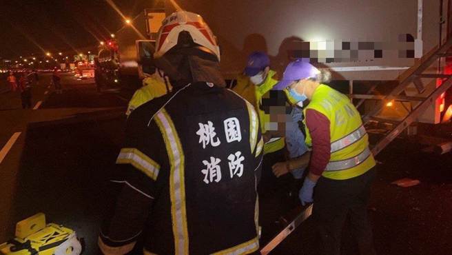 5名驾驶中共有2名伤者，1人轻伤、1人外科OHCA命危送医。（翻摄画面／蔡明亘桃园传真）