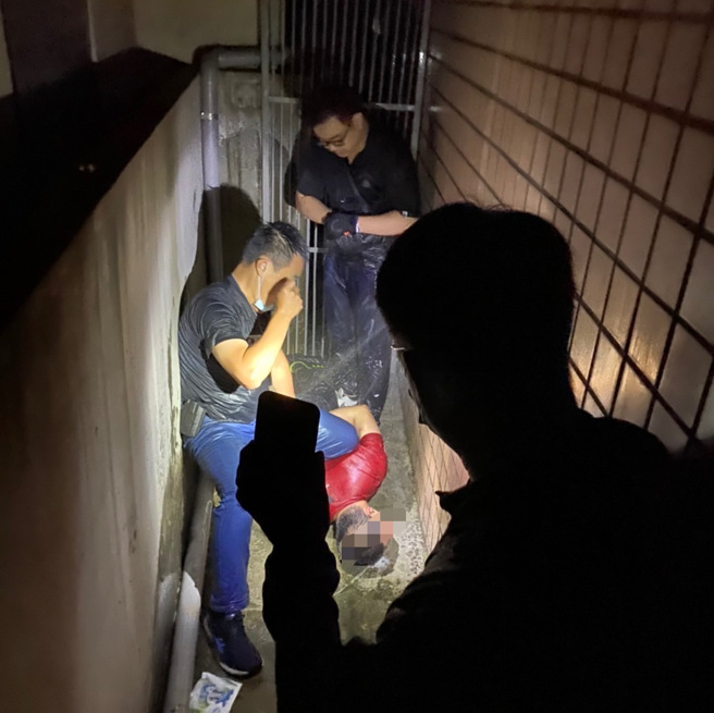 高雄大立百貨旁今日凌晨驚傳槍擊案，警方火速將開槍李姓男子逮捕送辦。（翻攝照片／崔正綱高雄傳真）