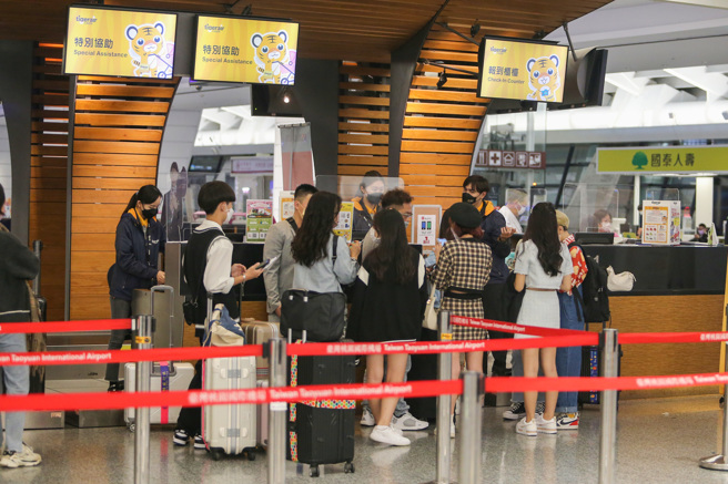 本土疫情持續燒，不少民眾怨確診3周後仍咳不停。圖為民眾準備出境的畫面。（本報系資料照）