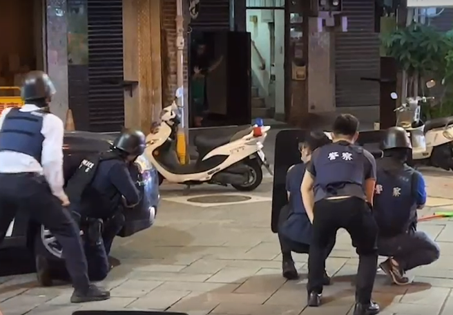 萬華大哥槍手對人質下跪訴苦，接愛女來電「說這些話」。(戴志揚翻攝)