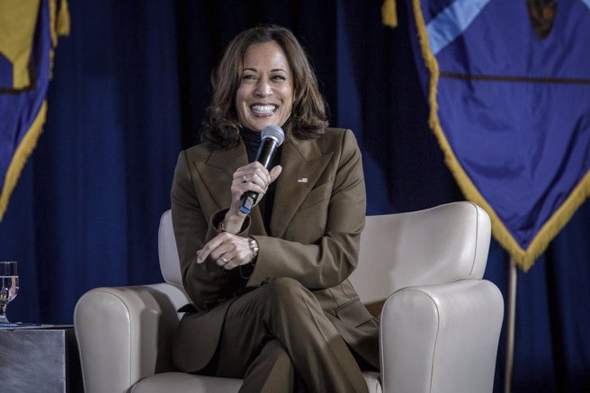 10月6日，美国副总统贺锦丽加入眾议员哈耶斯（Jahana Hayes）一同出席有关生育的活动。（美联社）