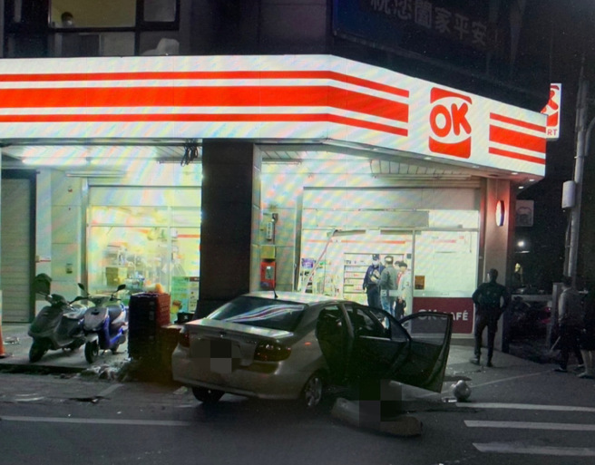 驚悚畫面曝！竹東轎車失控撞進超商駕駛身亡，無辜女客送醫。(警方提供)
