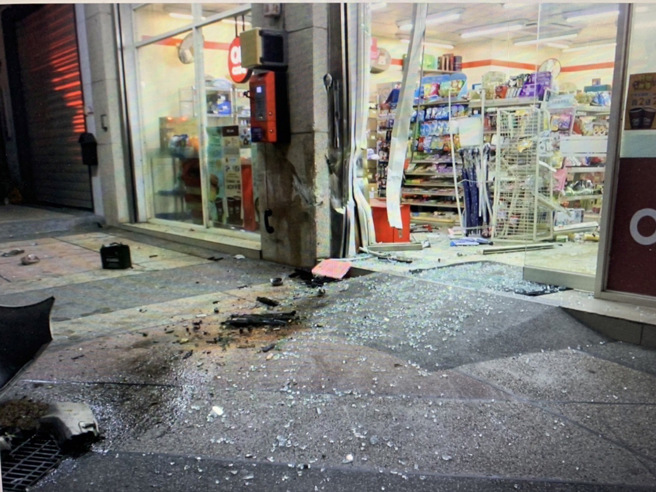 撞擊力道猛烈，超商玻璃碎裂一地。(警方提供)