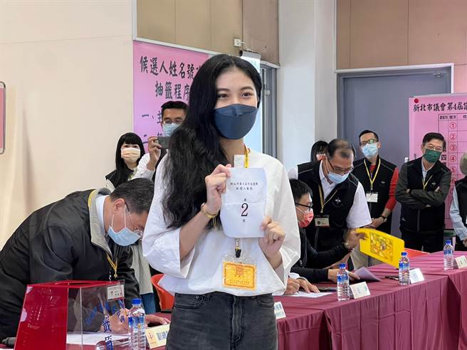 侯友宜则因为今天有市政行程，委由选办政治实习生陈皓寧代替抽籤。（李奇叡摄）