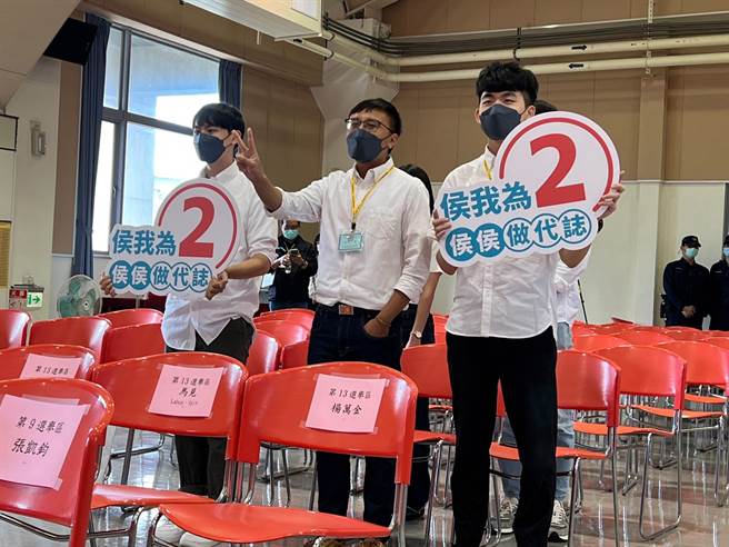 陈皓寧代替抽籤，抽出2号籤时高喊「侯我为2（『让我为你』台语谐音)，侯侯做代志（好好做事情）」。（李奇叡摄）