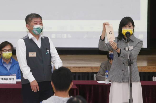 台北市选委会21日举行市长候选人抽籤，民进党候选人陈时中（前左）抽到12号。（赵双杰摄）