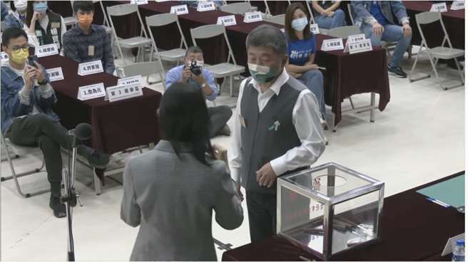 陈时中抽中12号 喊：台北12区全挺陈时中。曾薏苹截图