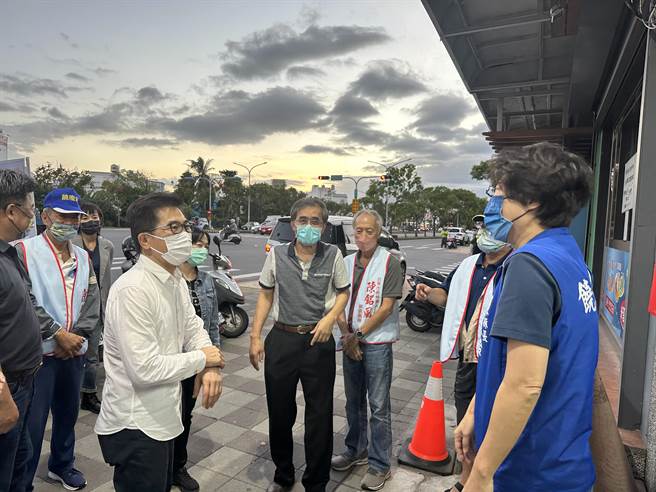 前台东县长、国民党秘书长黄健庭邀集县长饶庆铃、县党部主委议长吴秀华等昨天傍晚替陈铭风拉抬声势。（蔡旻妤摄）