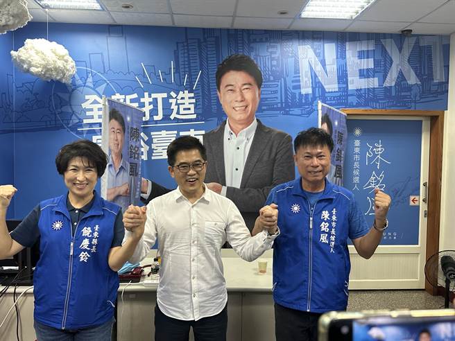 前台东县长、国民党秘书长黄健庭邀集县长饶庆铃、县党部主委议长吴秀华等昨天傍晚替陈铭风拉抬声势。（蔡旻妤摄）