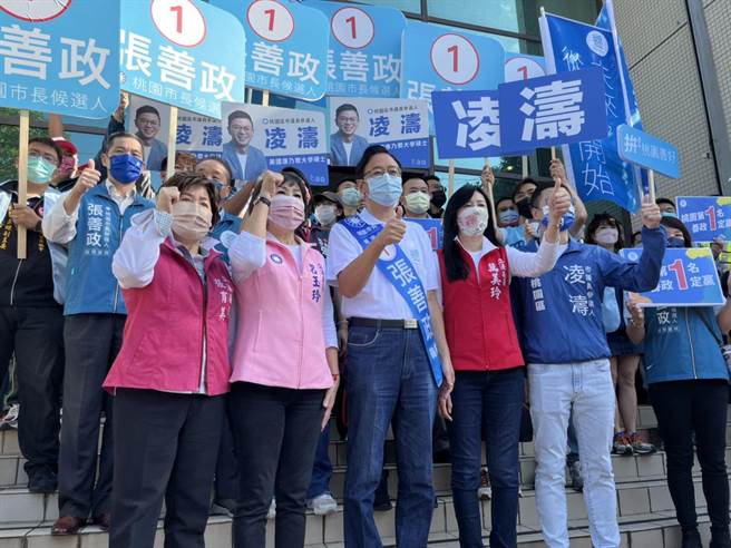 国民党桃园市长候选人张善政抽到1号，团队、支持者激动鼓掌，纷纷认为是胜选的好彩头。（陈梦茹摄）