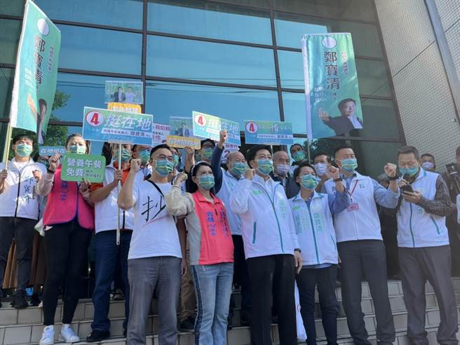 无党籍桃园市长候选人郑宝清抽到4号，高喊希望能四平八稳，「跟着宝清走，创造桃园幸福好生活」。（陈梦茹摄）