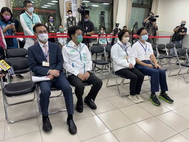 九合一大21日进行号次抽籤，国民党桃园市长候选人张善政抽到1号（右一）、民眾党桃园市长候选人赖香伶抽2号（右二）、民进党桃园市长候选人郑运鹏抽到3号（左一）、无党籍桃园市长候选人郑宝清抽到4号（左二）。（陈梦茹摄）