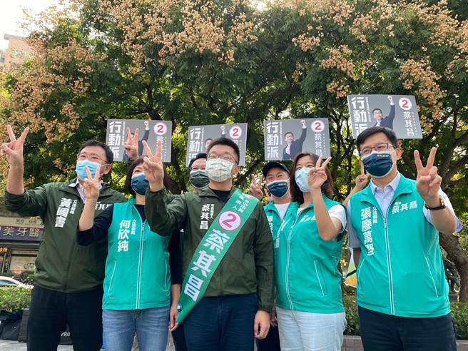 民进党台中市长候选人蔡其昌今天抽籤抽到2号。（张亦惠摄）