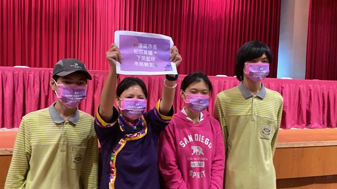 无党籍台中市长候选人陈美妃由主办单位代抽抽中1号。（张亦惠摄）