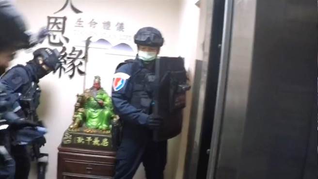 警方逮捕张男在内的9嫌。（警方提供）