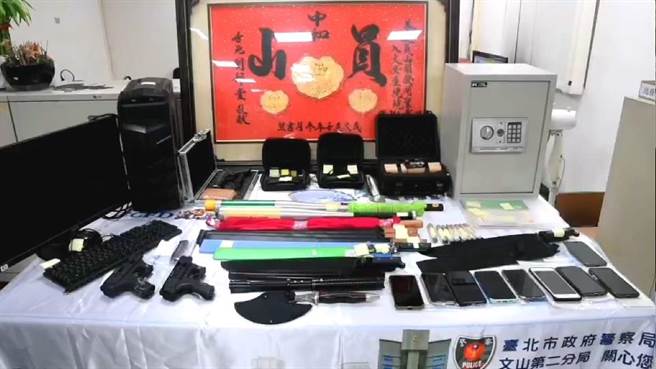 警方查扣各式刀械及空气枪。（警方提供）