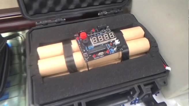 样貌逼真的「玩具炸弹」。（警方提供）