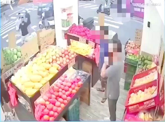 张男率眾砸水果店。（警方提供）
