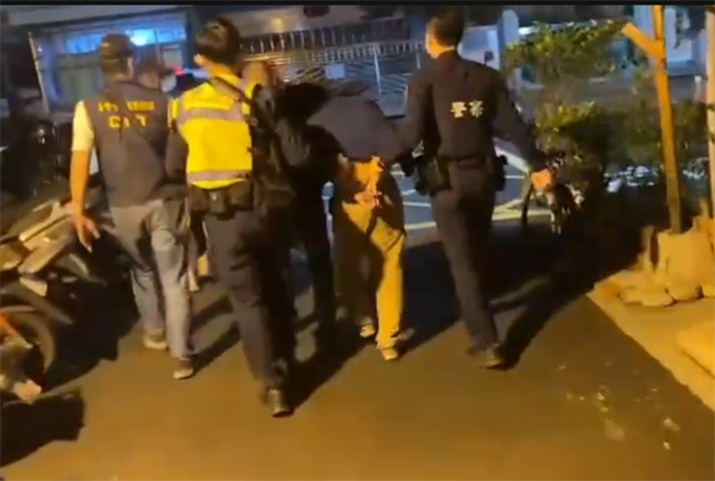 警方逮捕刺死施男的黄姓男子。（民眾提供／张亦惠台中传真）